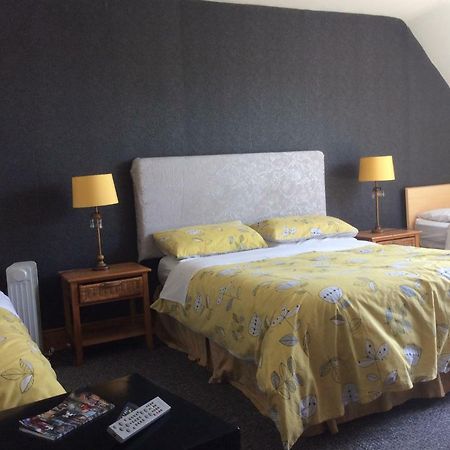 Coach House Suites Лъндъндери Екстериор снимка