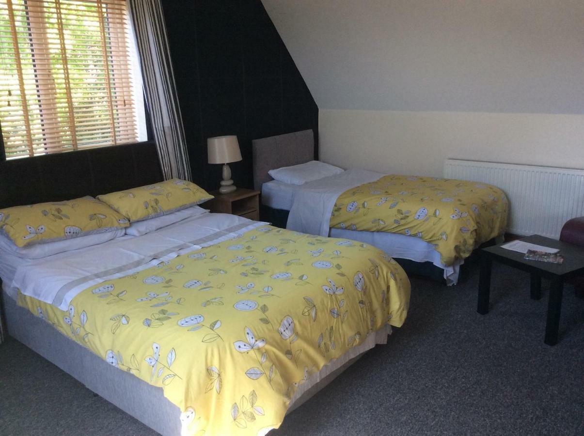 Coach House Suites Лъндъндери Екстериор снимка