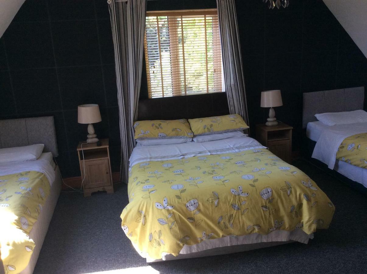 Coach House Suites Лъндъндери Екстериор снимка