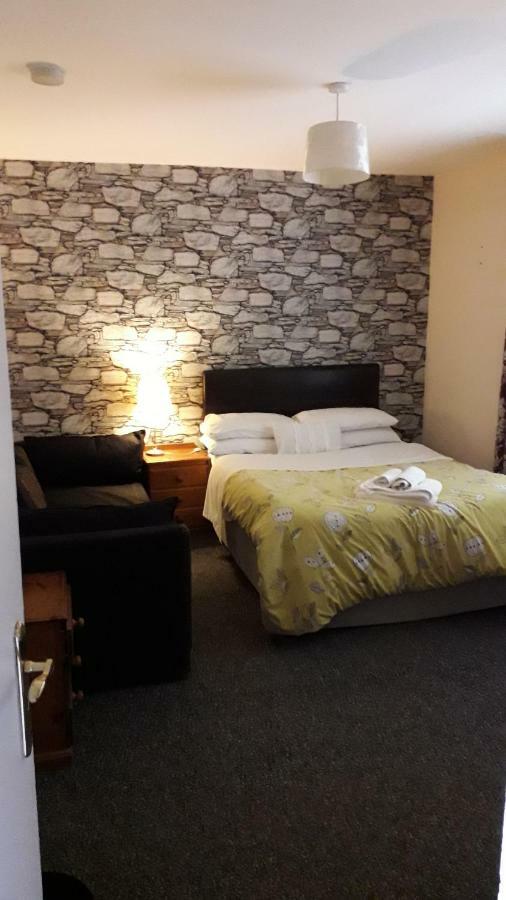 Coach House Suites Лъндъндери Екстериор снимка